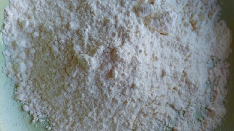 花鲳豆腐汤,准备面粉少许,放入盘中,