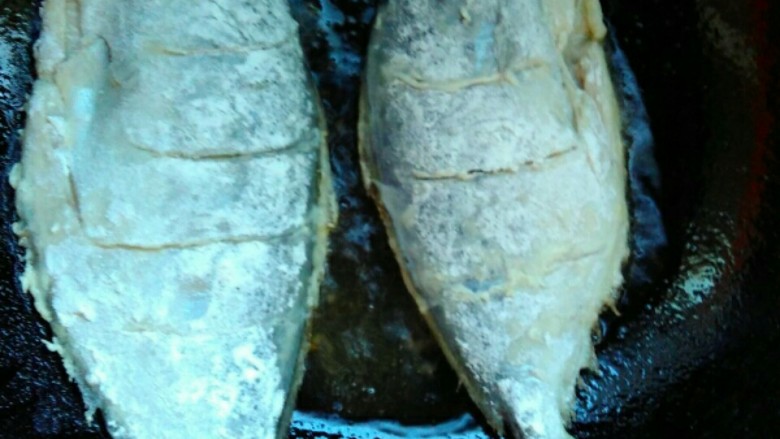 花鲳豆腐汤,倒油,锅内油微热后,逐次放入两条鱼,