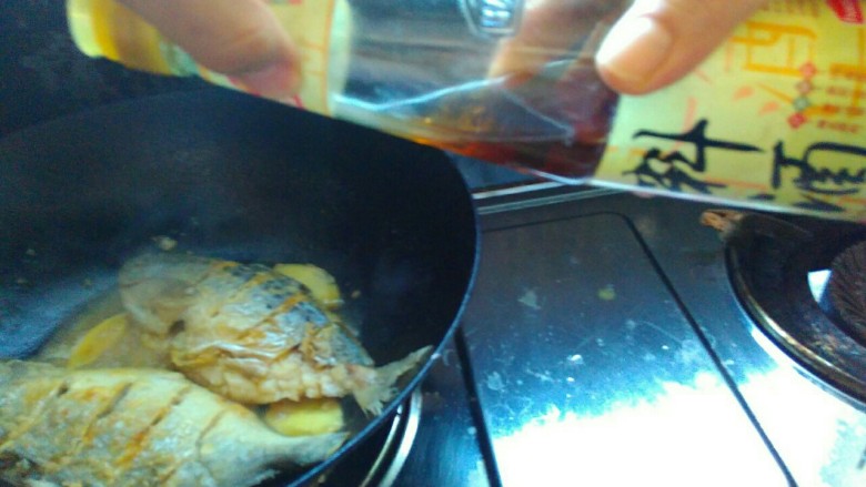 花鲳豆腐汤,烹入约两小勺<a style='color:red;display:inline-block;' href='/shicai/ 718'>料酒</a>,
