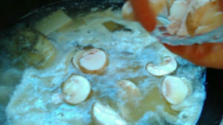 花鲳豆腐汤,放入口蘑和豆腐,让锅始终沸腾。