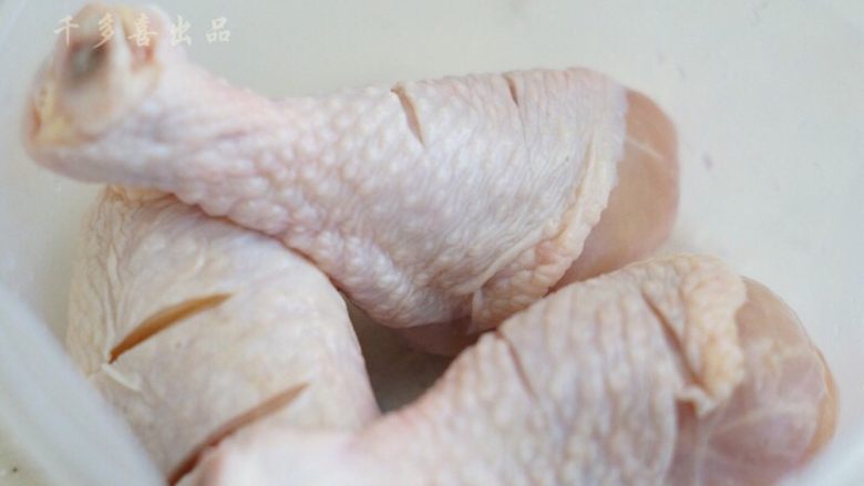 香橙烤鸡腿,用刀在鸡腿上,划两刀。