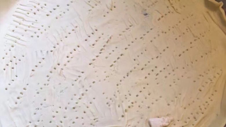 法式拉赫东咸塔,饼皮用叉子弄出小洞。首先把<a style='color:red;display:inline-block;' href='/shicai/ 29'>洋葱</a>切碎或切条，肉切丁。肉可以用我们的腊肉代替会更好吃，他们本地人用当地一种专门的肥瘦相间的肉，中国买不到。但是我本人觉得和<a style='color:red;display:inline-block;' href='/shicai/ 428'>五花肉</a>差不多。如果您用<a style='color:red;display:inline-block;' href='/shicai/ 428'>五花肉</a>就切丁后放入酱油腌制入味。腊肉当然不必腌制啦。然后下锅和<a style='color:red;display:inline-block;' href='/shicai/ 29'>洋葱</a>爆炒。不要炒太久，熟了就可以。然后倒在饼皮上，再倒上奶油，不喜欢奶油的可以直接到上牛奶。补充一下：喜欢浓稠一点的您还可以加上奶酪丝，或者奶酪块，量的大小可以自己掌握。如果想减肥的朋友就不要加口味会清淡很多。