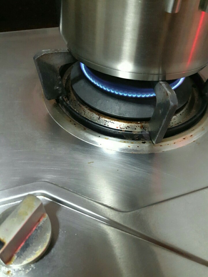 抹茶白巧牛轧糖,熬糖最开始用中小火~因为我锅子只有16厘米,所以火只能开这么大