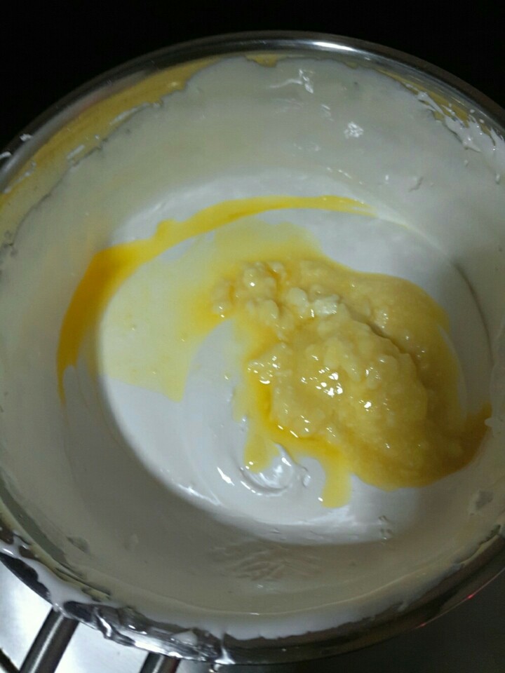 抹茶白巧牛轧糖,等到蛋白倒进去糖浆里面打发到明显感觉到打蛋器有很大阻力,再把黄油白巧混合液分两三次倒进去糖锅里,每次加入都要彻底混合才能进去下一次