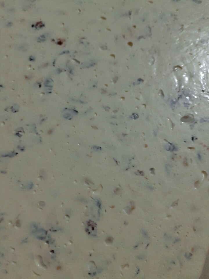 抹茶白巧牛轧糖,成功的牛轧糖表面会有很多小气孔,切开横截面也会有气孔,这才是成功的牛轧糖,如果没有气孔,说明在蛋白加进去糖浆里面打的时间不够,水份挥发不到位,这样做出来的糖就会比较粘比较软,一定要打发到位!!!打蛋器一定要感觉到有比较大的阻力才能加黄油打