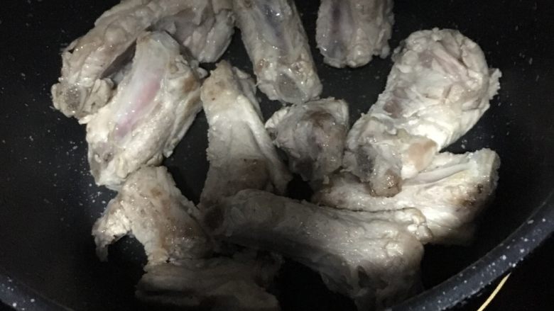 糖醋肋排,看到有点变色就可以了,炒太久肉质会变老