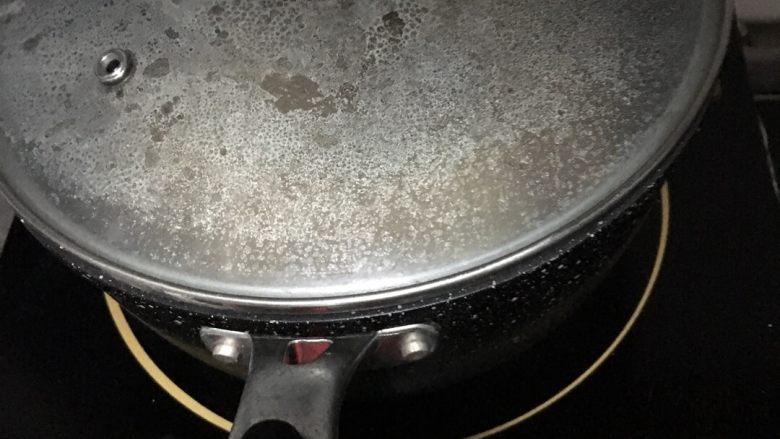 糖醋肋排,加盖小火炖煮30分钟左右,中途开盖翻动一下防止沾锅