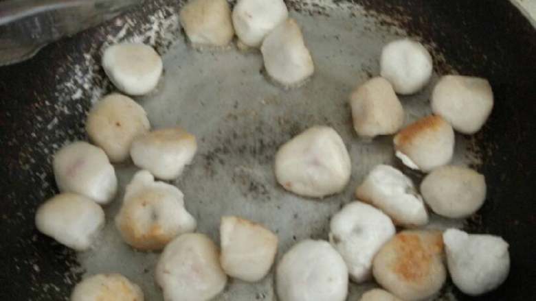 煎汤圆元宵,用铲子反动。反动变色再用筷子夹用铲子压住反面,