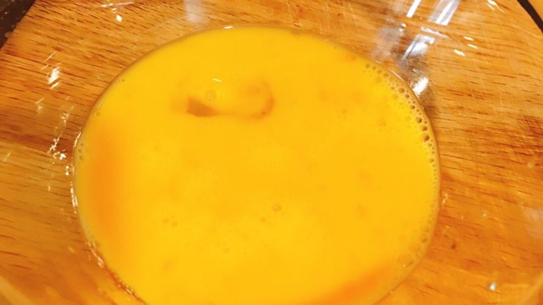 洋葱炒鸡蛋,<a style='color:red;display:inline-block;' href='/shicai/ 9'>鸡蛋</a>打散 加入少许盐