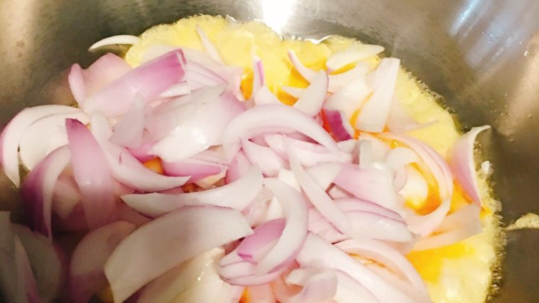 洋葱炒鸡蛋,待鸡蛋没有完全熟的时候 倒入洋葱
迅速翻炒