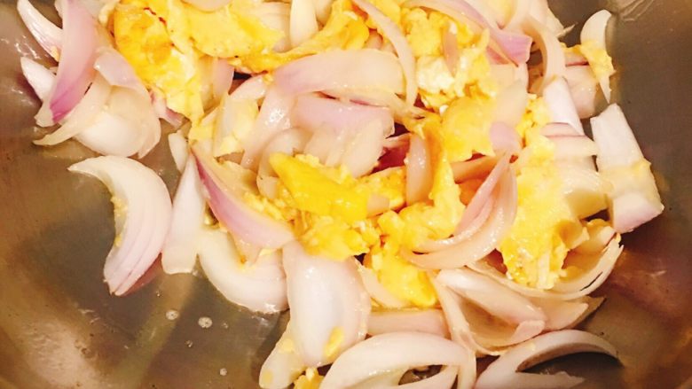 洋葱炒鸡蛋,如鸡蛋成大块 用铲子搅碎