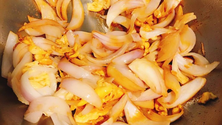 洋葱炒鸡蛋,倒入一点水 继续翻炒
待洋葱软了 倒入少许酱油 盐调味