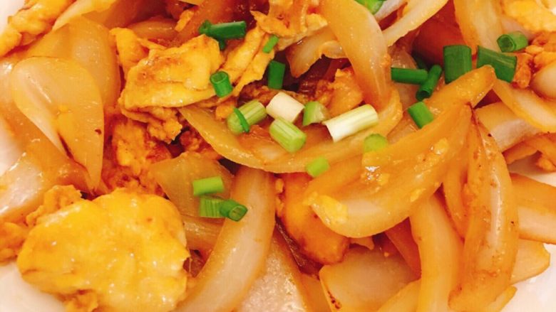 洋葱炒鸡蛋,最后出锅 撒葱花点缀 完工