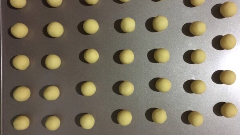 玛格丽特饼干,
玛格丽特的做法 步骤9
取出面团,预热烤箱,把面团揉成小圆,放在烤盘上,放的时候要留出一定的距离