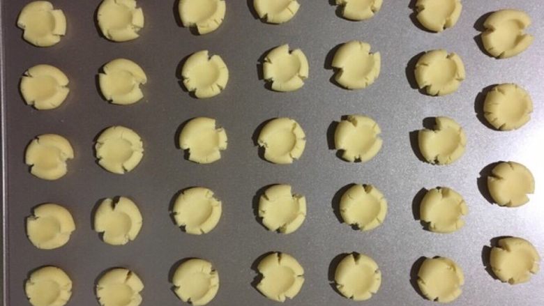 玛格丽特饼干,用大拇指按压小圆,出来就是可爱的玛格丽特饼干形状了