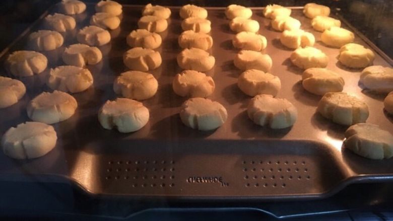玛格丽特饼干,
玛格丽特的做法 步骤11
放入烤箱中上层,上下火烤15到20分钟,注意烤箱要提前预热,这是两次的量,一共做了两盘,第一盘烤的时候在做第二盘,这样第一盘出炉就可以接着烤了,还有每个烤箱温度不一样,大家烤的时候注意观察,表面上色就可以了
