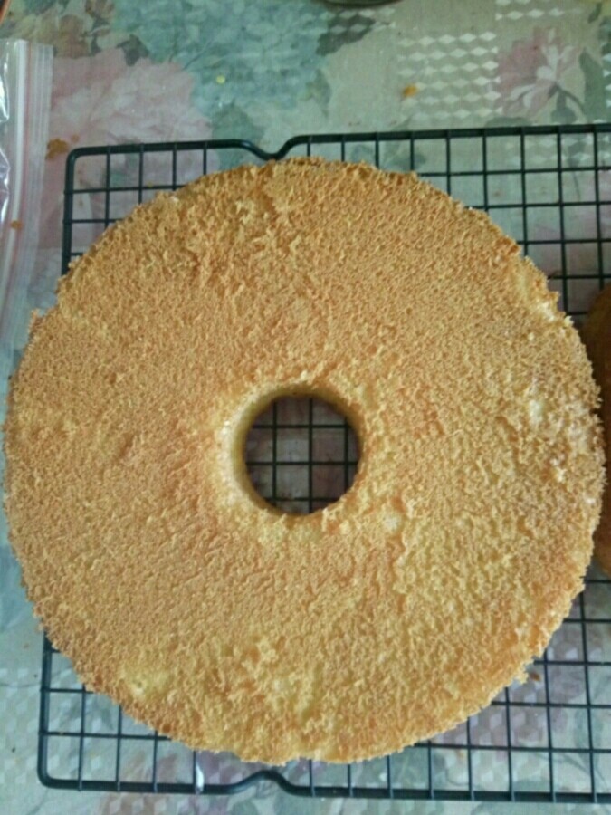 双层奶油戚风蛋糕,1.先将10寸,8寸蛋糕坯,中间横向切开。
