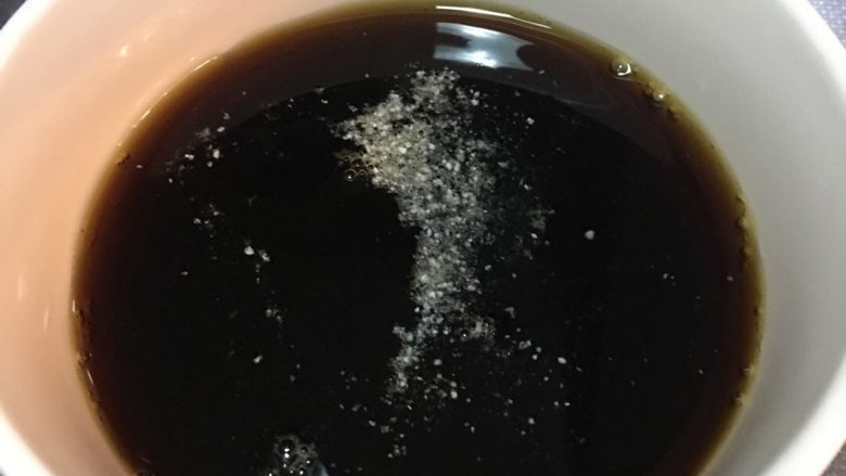 「吃货久久」这样蒸鱼我一人可以吃一条,中大火15分钟即可 等待的时候准备一饭碗调汁:生抽 蒸鱼豉油 多放些 醋少许 糖少许 盐少许 加入小半碗水 调匀