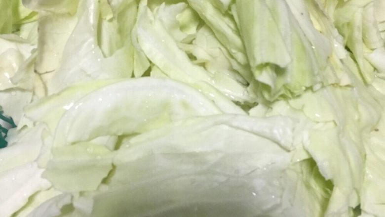 腊肉炒白菜,把<a style='color:red;display:inline-block;' href='/shicai/ 21298'>包白菜</a>撕成一片片的,大小差不多就行