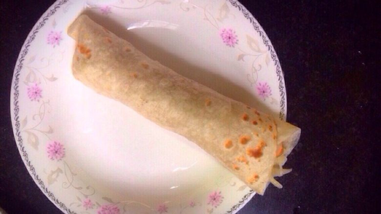 烫面饼子,卷上自己喜欢吃的菜,这样就完成了