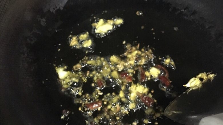 腊肉炒白菜,倒油加热,放入姜蒜,然后再放辣椒和花椒