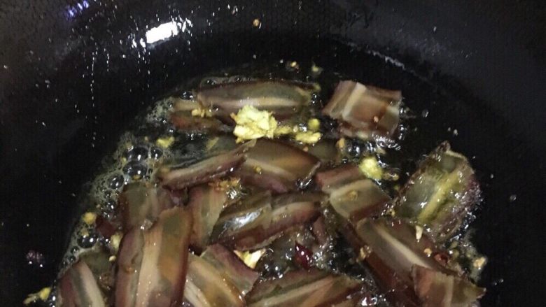 腊肉炒白菜,再放入腊肉,炒微干,起盘