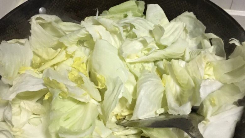 腊肉炒白菜,留下底油,把白菜放入锅里,加入适量的盐