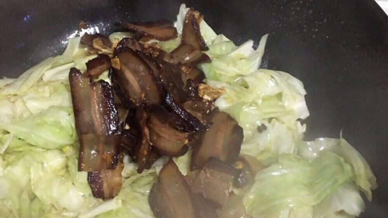腊肉炒白菜,白菜炒得微软后,再放入腊肉
