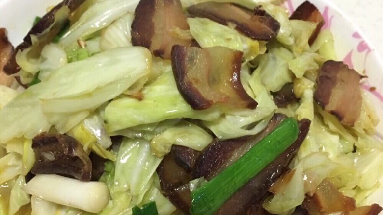 腊肉炒白菜,然后再炒均匀,起盘