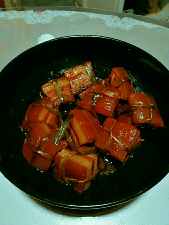 稻草肉,腌制<a style='color:red;display:inline-block;' href='/shicai/ 428'>五花肉</a>块,肉洗净切成自己喜欢的正方形大小如图,加入少量花雕
(古越龙山),白<a style='color:red;display:inline-block;' href='/shicai/ 724'>胡椒</a>,<a style='color:red;display:inline-block;' href='/shicai/ 37'>姜</a>丝<a style='color:red;display:inline-block;' href='/shicai/ 3250'>葱</a>丝,或者<a style='color:red;display:inline-block;' href='/shicai/ 3250'>葱</a><a style='color:red;display:inline-block;' href='/shicai/ 37'>姜</a>水。给肉按摩3分钟再腌15分钟。沸水下肉块飞水,煮沸后再煮南方三分钟南北方五分钟。将肉捞出沥干备用。把稻草干热水泡软(煮也行),十字花记在<a style='color:red;display:inline-block;' href='/shicai/ 428'>五花肉</a>上打结的方向在瘦肉那面。