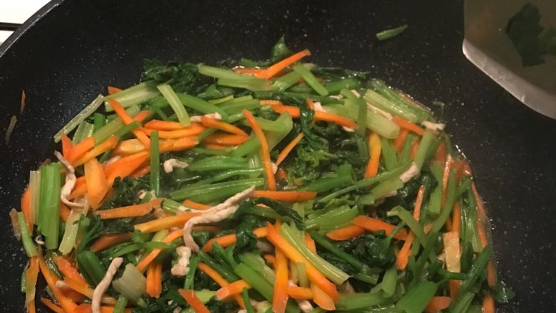 芹菜三丝儿,加一小勺盐,继续翻炒,待自然出水,叶梗变软后,尝一下咸淡,一般加了肉丝鲜度是够的,不需要再放味精鸡精