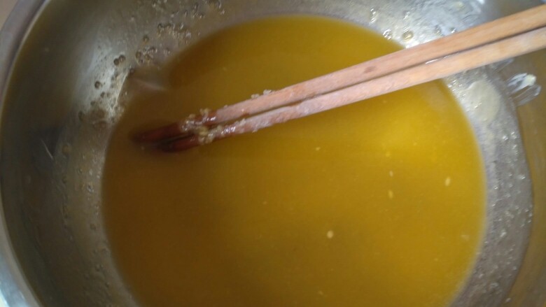 无秤零失误新手黄油饼干,黄油,白砂糖隔热水软化成液体,拌匀。