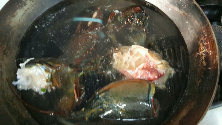 波士顿龙虾果蔬沙律,加些盐煮龙虾3-5分钟,八分熟。