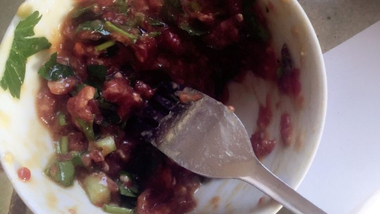 鸡肉包牛肉,把牛肉末加入一个<a style='color:red;display:inline-block;' href='/shicai/ 9'>鸡蛋</a>,适量豆粉,我买不到豆粉就用的面粉代替(适量就好,您觉得肉末变得粘稠就可以了)加入芹菜,加入<a style='color:red;display:inline-block;' href='/shicai/ 692'>酱油</a>调味(如果您有其它调料的喜好完全可以把<a style='color:red;display:inline-block;' href='/shicai/ 692'>酱油</a>换掉哦~)(还有如果您不在意做成健身餐,您可以再加入香油)