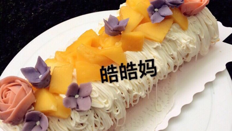 小四卷,蛋糕完全冷却后,表面盖上油纸倒扣取出蛋糕,奶油打发加入喜欢的<a style='color:red;display:inline-block;' href='/shicai/ 10063'>水果</a>,卷好后放冰箱冷藏半小时定型
