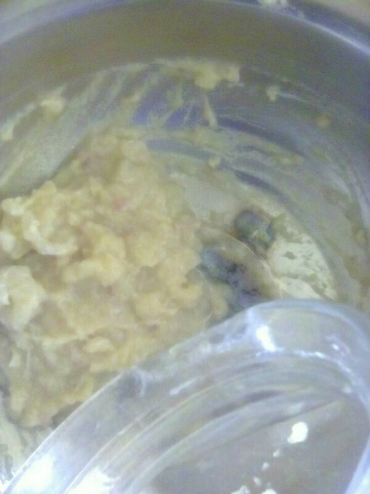 清汤鱼丸,将鱼蓉放入盆中,慢慢加入葱姜水,