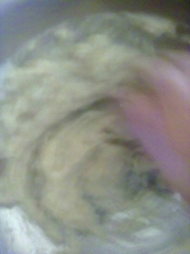 清汤鱼丸,顺着一个方向进行搅拌,要一边搅拌,一边加葱姜水。