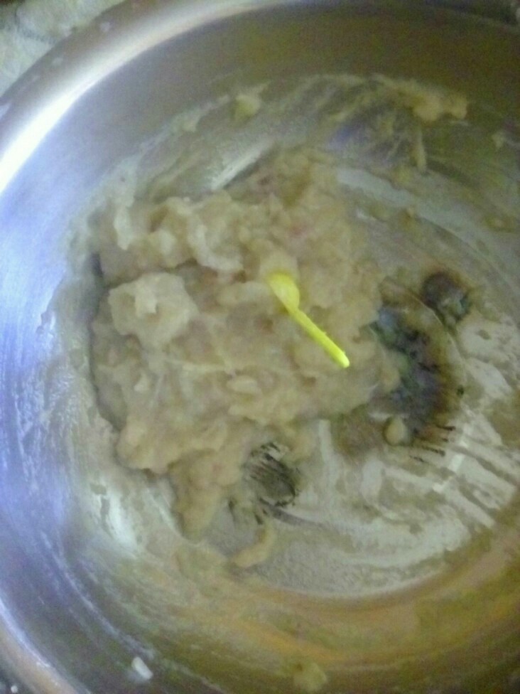 清汤鱼丸,加入盐,(盐要加够)接着搅拌,使鱼蓉上劲。