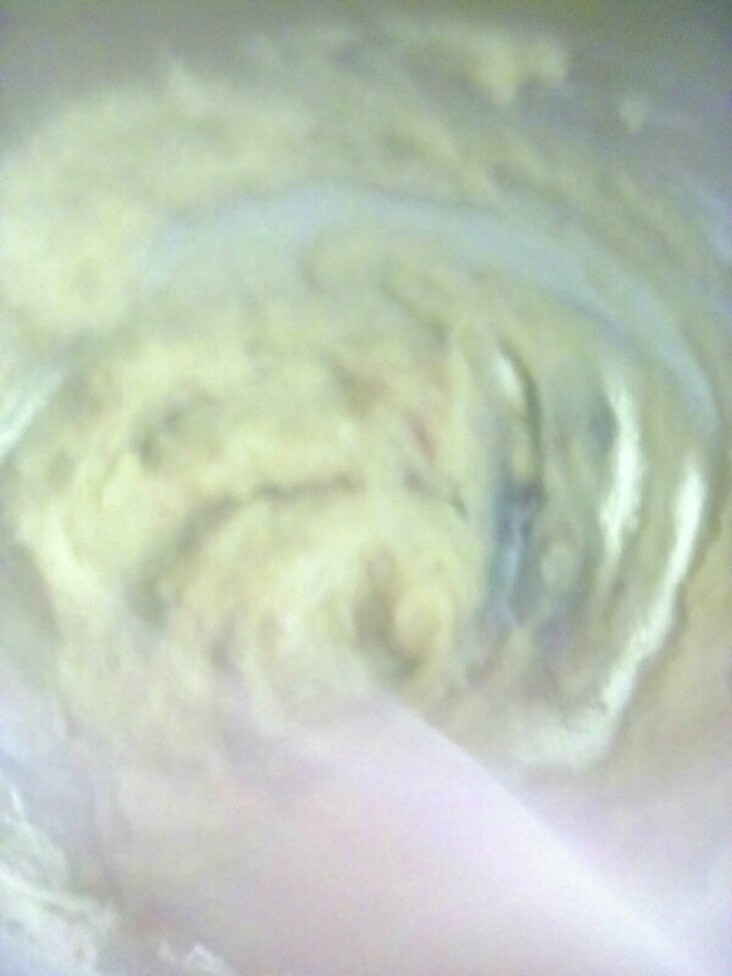 清汤鱼丸,加入蛋清,搅拌均匀。