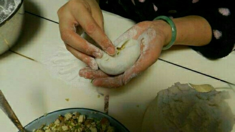 菜粄,放入准备好的馅料(馅料可因各人喜好对配置和口味稍作改动),顺手将和好的馅料包在粄皮里裹好,注意把粄皮两端合起捏紧即可。