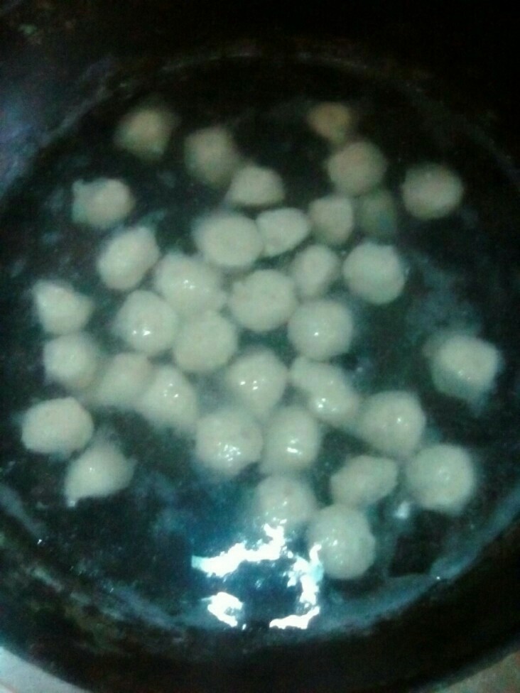 清汤鱼丸,见水快开时,立即关火,叫鱼丸在水里养熟。