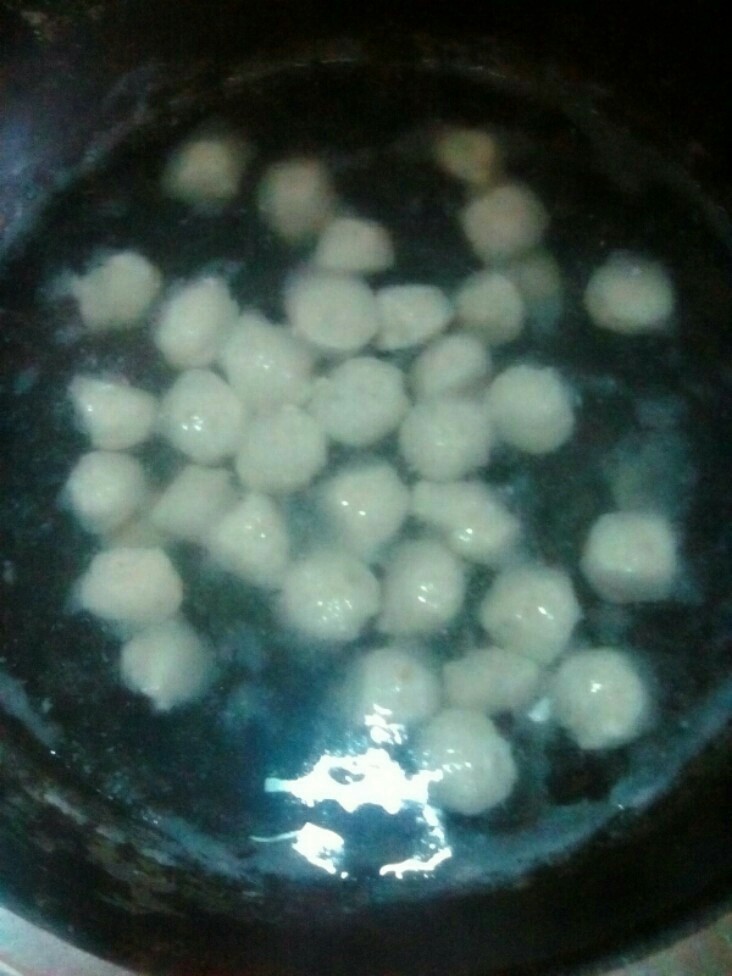 清汤鱼丸,加入盐少许,进行调味,