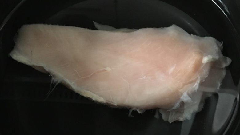 鸡胸蔬菜面包卷,放水入锅大火烧开后转小火煮,大火会易老,所以一定要小火