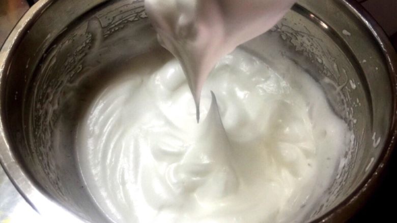 彩绘蛋糕卷,蛋白打到偏硬性发泡状态,不要过于硬哦