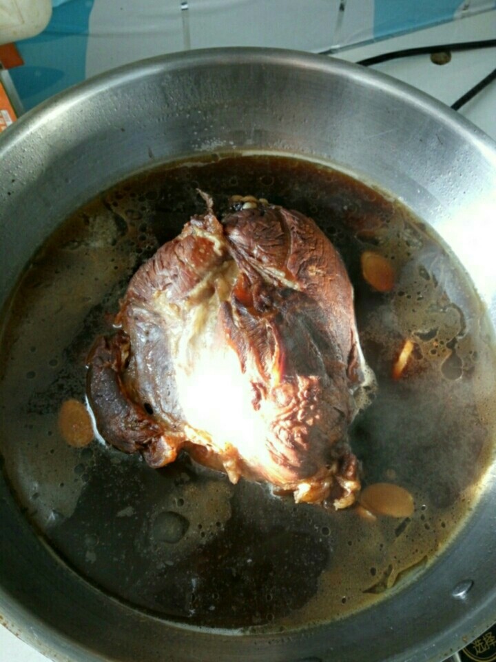 酱牛肉,开锅后改为小火煮两到三小时,用筷子轻松扎动就好了。