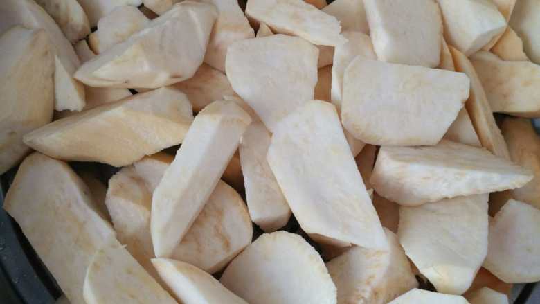 炼乳果酱薯泥,切滚刀块上锅蒸10分钟。