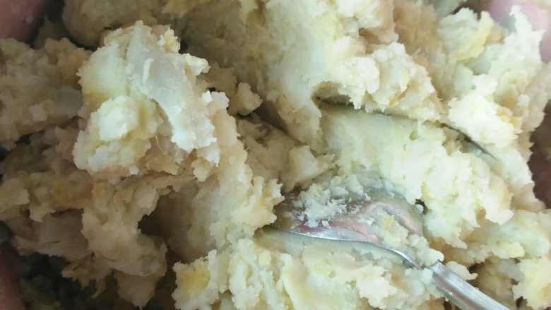 炼乳果酱薯泥,放大碗里捣成泥,不用料理机,料理机得加水,就不好吃了,可以擀面杖套个保鲜袋捣。