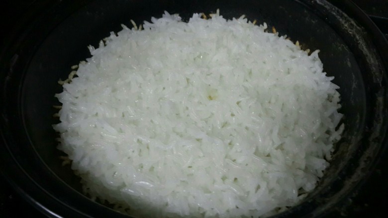 煲仔饭,米泡过20分钟后,放砂锅内加适量水加盖焖15分钟