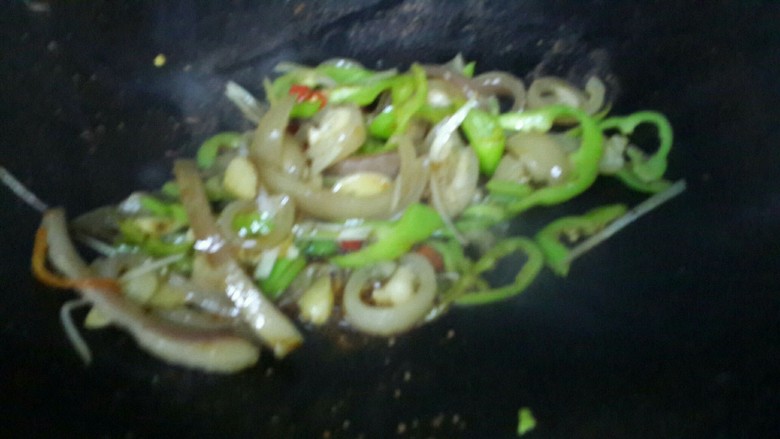 煲仔饭,步骤如图,加入猪皮丝