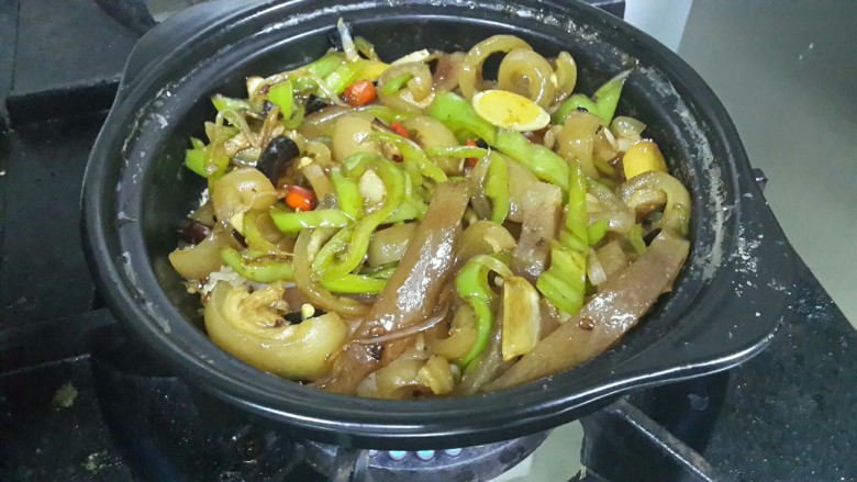 煲仔饭,把菜料放米饭上加盖中火焖2分钟,